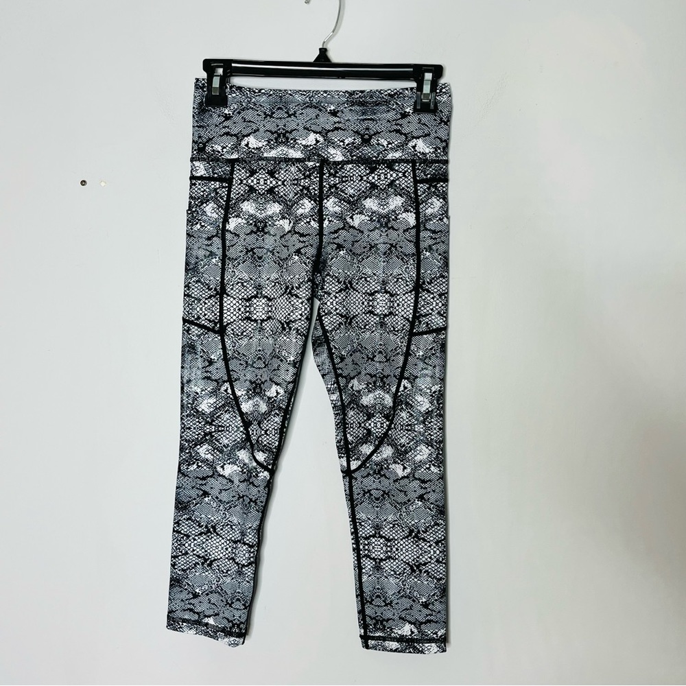 ZYIA Active Size 4 Cropped Snakeskin Python Black White Sheen Leggings